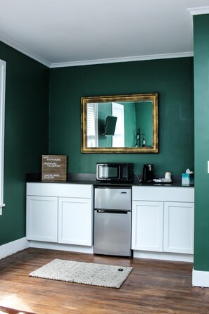 Mikroaaltouuni, kahvin-/teenkeitin