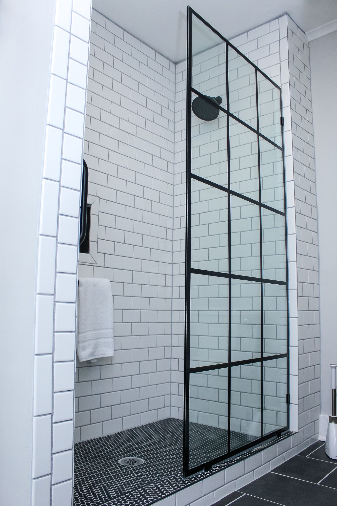 Douche, séchoir à cheveux, serviettes fournies