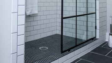 Douche, séchoir à cheveux, serviettes fournies