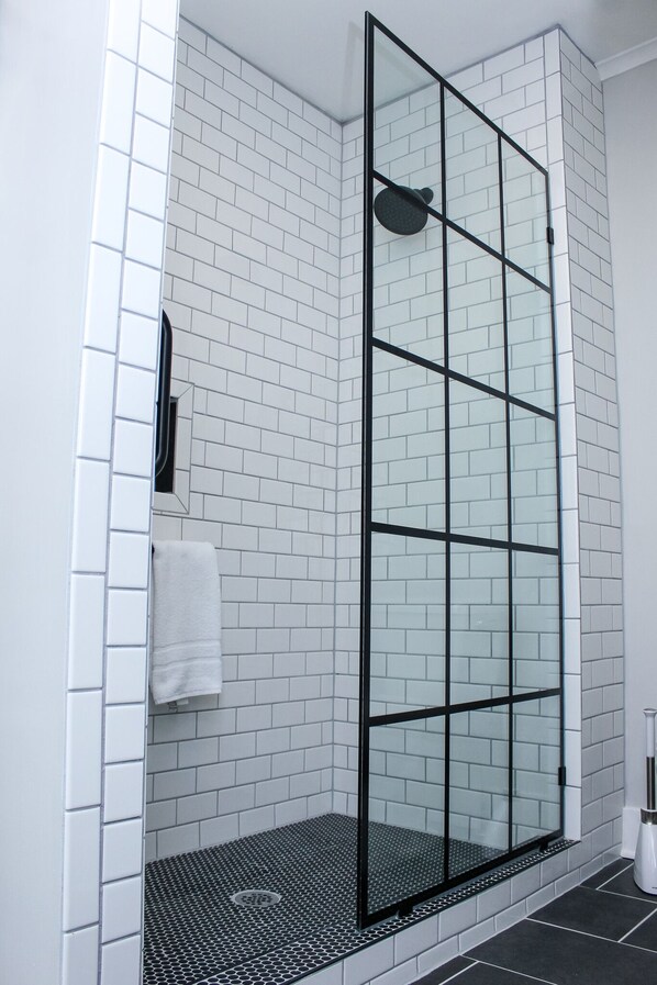 Dusche, Haartrockner, Handtücher