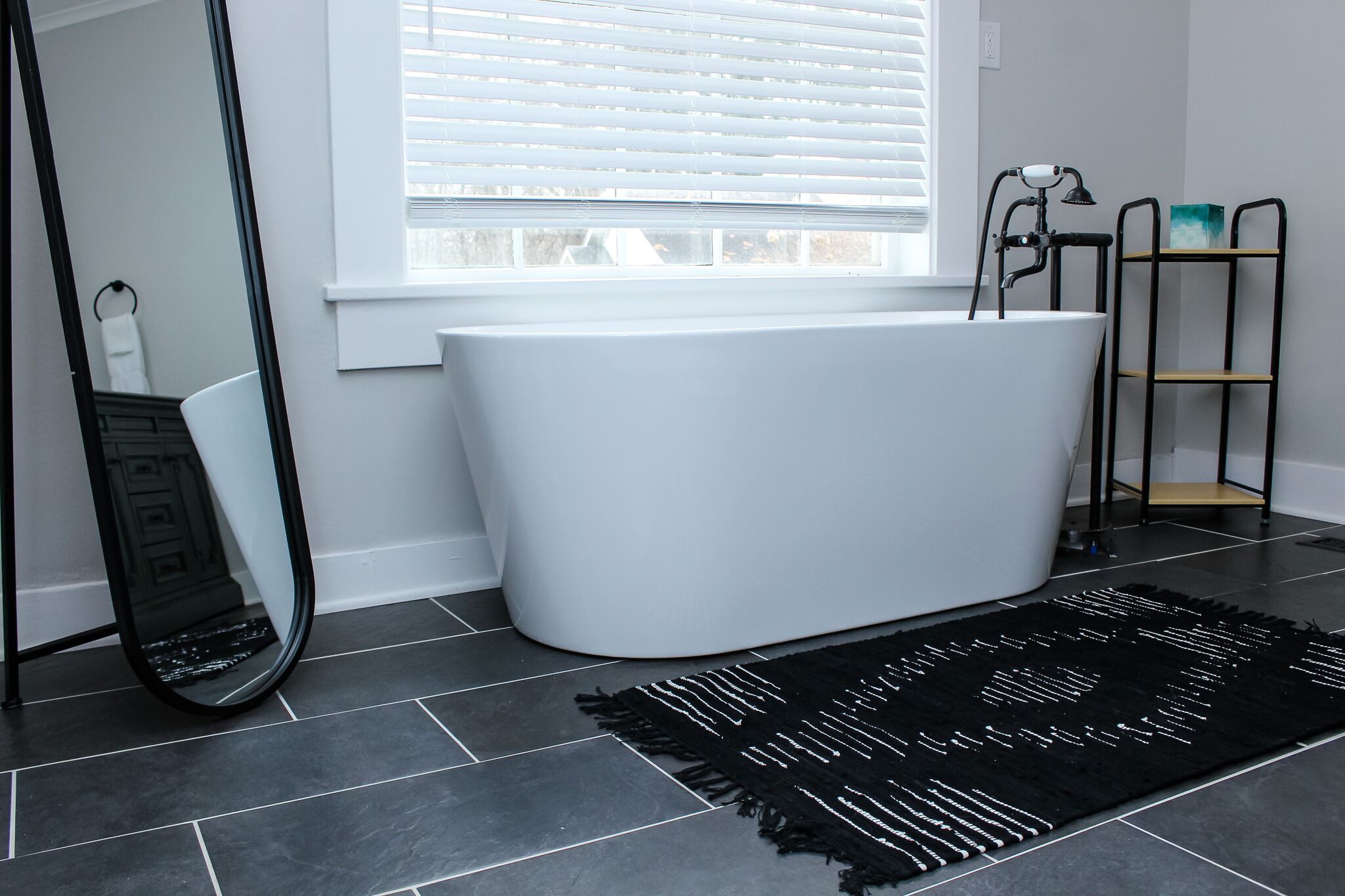 Douche, séchoir à cheveux, serviettes fournies