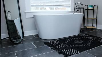 Douche, séchoir à cheveux, serviettes fournies