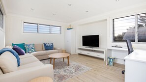 Smart TV, books, stereo - Watermans - Pet Friendly - 1 Min Walk to Beach (Culburra Beach)