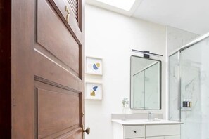 Douche, sèche-cheveux, serviettes fournies