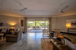 Lounge - Nkosi Guest Lodge (Victoria Falls)