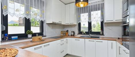 Refrigerador, microondas, horno y parrilla de estufa