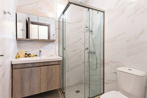 Douche, sèche-cheveux, serviettes fournies, savon