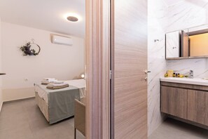 Dusj, hårføner, håndklær og såpe