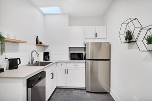 Kühlschrank, Mikrowelle, Wasserkocher mit Kaffee-/Teezubehör