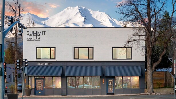 Rakennuksen nimi on ’Summit Lofts Boutique Hotel’, ja sen alakerrassa on ’Theory Coffee’ -niminen kahvila.