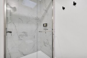 Douche, sèche-cheveux, serviettes fournies