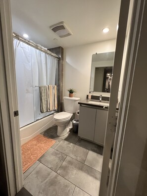 Doccia, asciugamani, sapone, shampoo