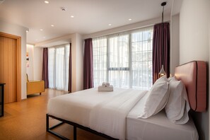Kamar Double Deluks, 1 Tempat Tidur Queen dengan tempat tidur Sofa | Seprai premium, bantalan ekstra lembut, minibar, dan kedap suara
