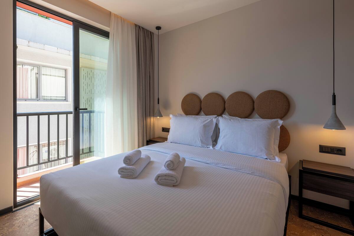 Deluxe Double Room | Premium bedding, pillowtop beds, minibar, soundproofing