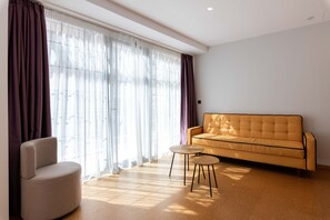 Ropa de cama de alta calidad, colchones con pillow-top y minibar 