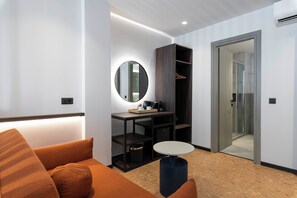 Deluxe Double Room | Living area | 40-inch Smart TV with cable channels - Parea Athens (Athens)