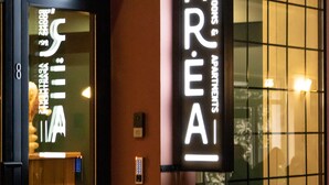 Un edificio con un cartel que dice "PARA" y "HABITACIONES Y APARTAMENTOS BOUTIQUE".