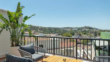 Premium bedding, pillowtop beds, minibar, soundproofing