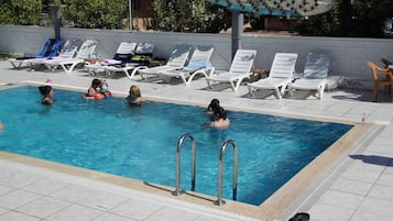 Una piscina al aire libre de temporada