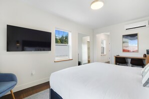 1 bedroom, free WiFi, bed sheets - Summit Lofts, View of Mt Shasta, King Bed, #205 (Mt Shasta)