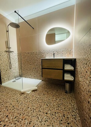 Een douche, een haardroger, handdoeken, zeep
