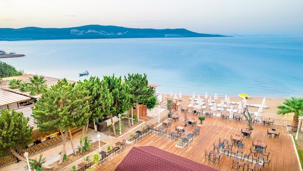 Un resort frente al mar con asientos al aire libre y vistas al océano.