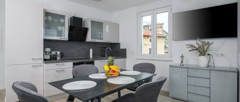 Jääkaappi, mikroaaltouuni, uuni, liesi