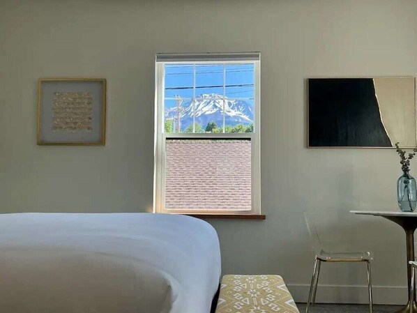 1 bedroom, desk, free WiFi, bed sheets - Summit Lofts, View Mt Shasta, King Bed, #204 (Mount Shasta)