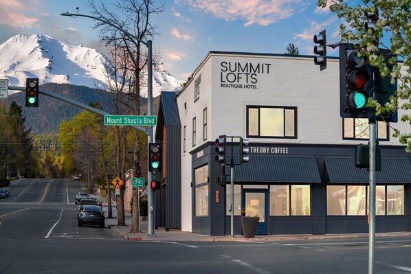Ein Gebäude namens 'Summit Lofts Boutique Hotel' mit einem 'Theory Coffee'-Café im Erdgeschoss.