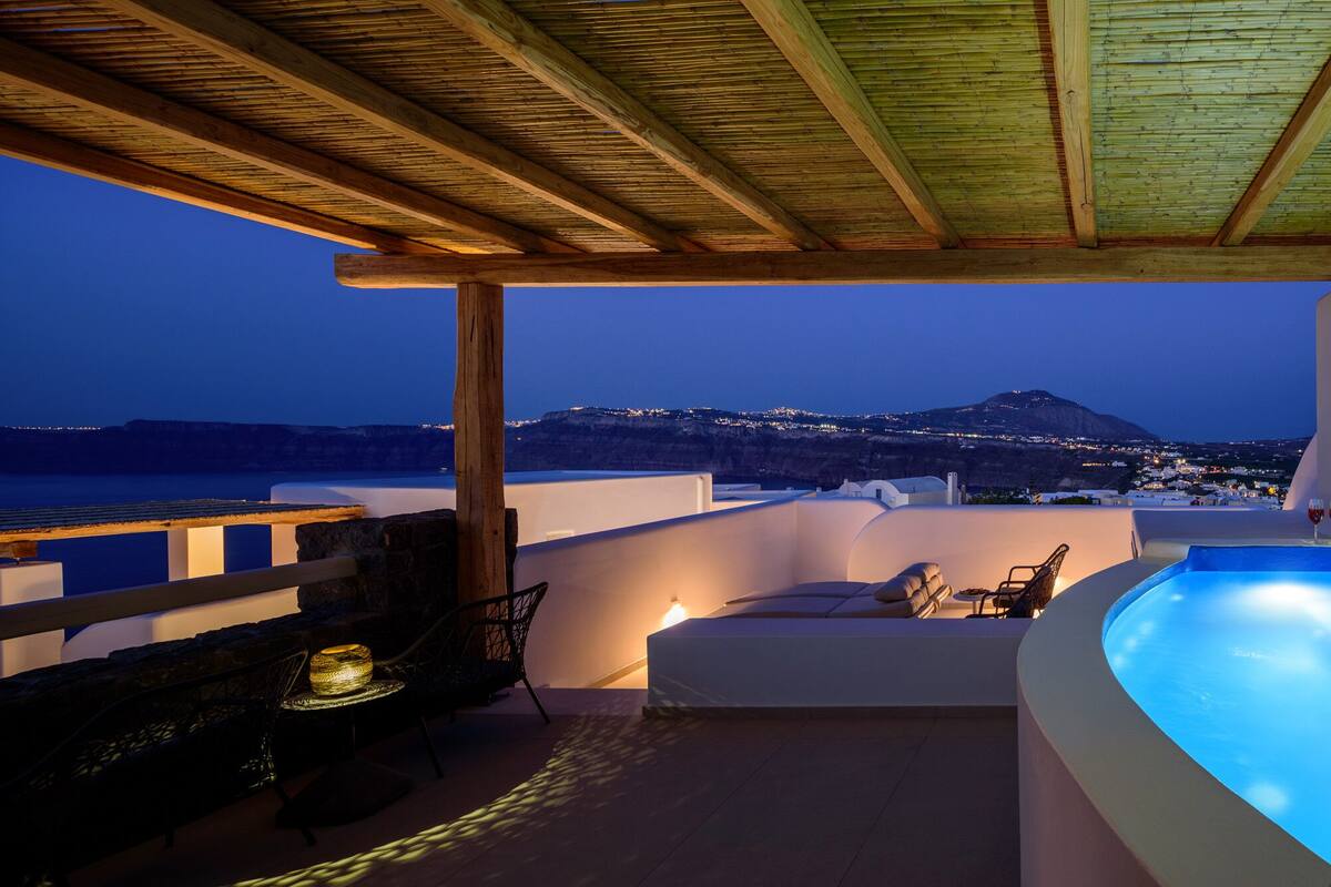 Terraço no terraço com hidromassagem, área de estar e vista para montanha e costa.