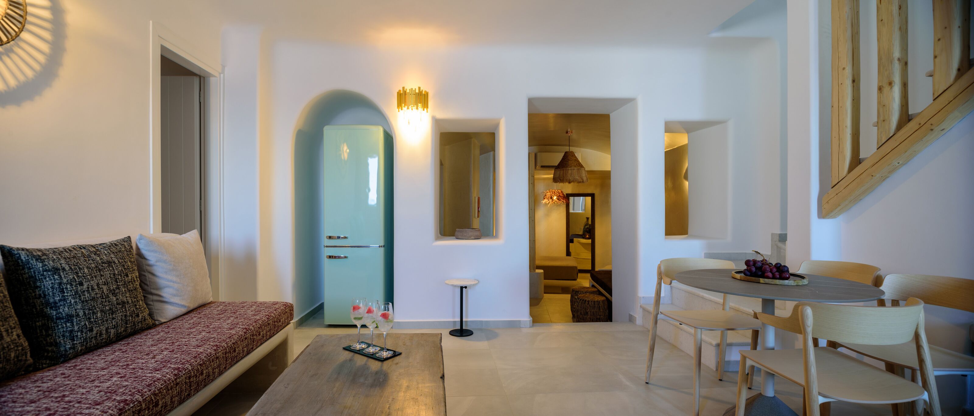 Una sala de estar moderna con un sofá, una mesa de centro y un comedor con una mesa y sillas.