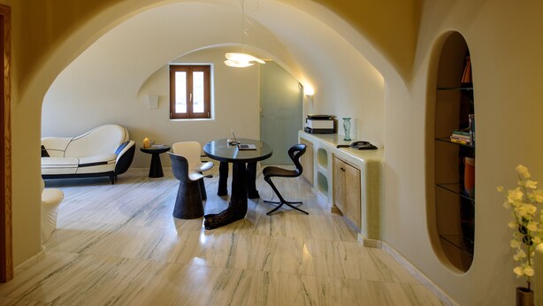 Un espacio interior con comedor, sofá y cocina.