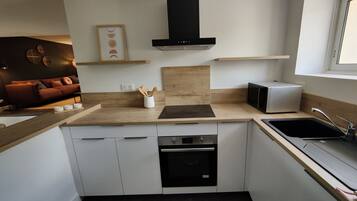 Een koelkast, een magnetron, een oven, een kookplaat