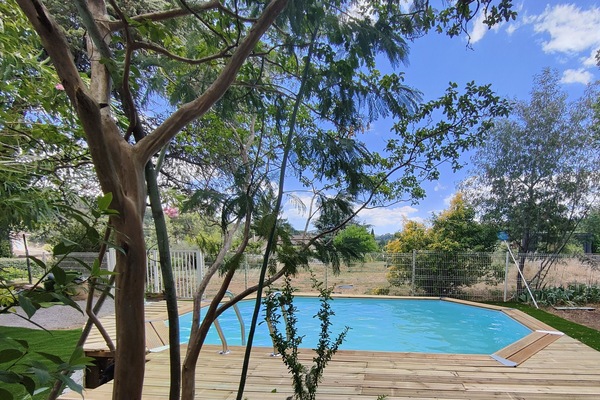 La piscine chauffée avec vue sur le château d'Aubenas et dôme Saint-Benoît