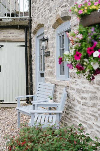 Luxury Dales village retreat, quiet private lane.