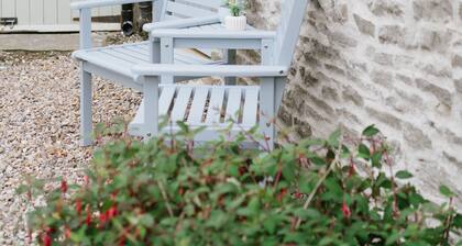 Luxury Dales village retreat, quiet private lane.