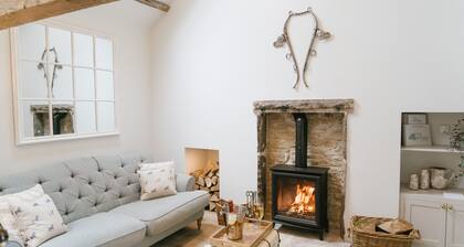 Luxury Dales village retreat, quiet private lane.