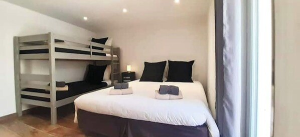 1 slaapkamer, een strijkplank/strijkijzer, gratis wifi, beddengoed