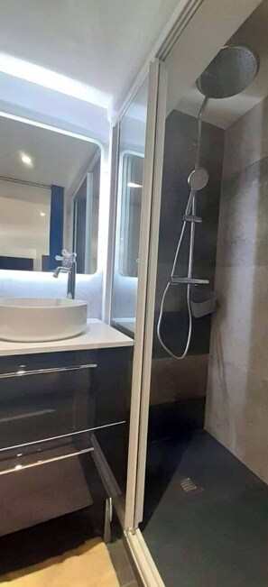 Een douche, een haardroger, handdoeken, toiletpapier