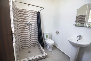 Een douche, een haardroger, toiletpapier