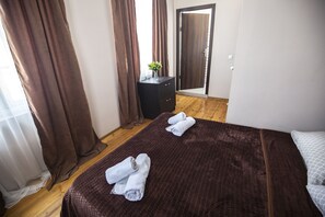 4 bedrooms, iron/ironing board, free WiFi, bed sheets