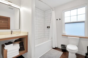 Dusche, Haartrockner, Handtücher, Shampoo