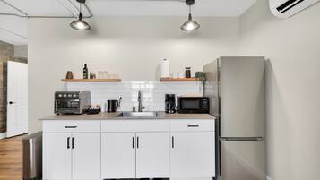 雪櫃、微波爐、咖啡機/沖茶器、多士爐