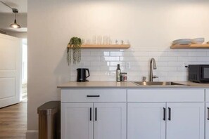 Fridge, microwave, coffee/tea maker, toaster - Summit Lofts+Brick walls+King Suite+Mt Shasta(101) (Mt Shasta)