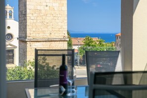 Outdoor dining - Luxurious AP with sea view and terrace, 5 minutes' walk from Adriana beach (Premantura)