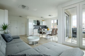 Smart TV - Luxurious AP with sea view and terrace, 5 minutes' walk from Adriana beach (Premantura)