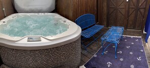 Outdoor spa tub - Ahuzat Shaul Seaside Suite Number 4 (Hadera)