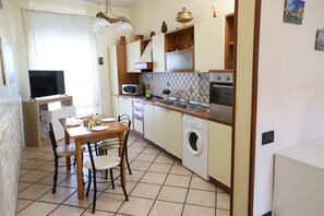 Fridge, oven, stovetop, cookware/dishes/utensils