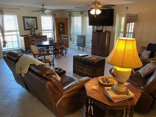 Tranquill Cabin on Edge of Town (Pet Friendly)