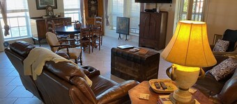 Tranquill Cabin on Edge of Town (Pet Friendly)